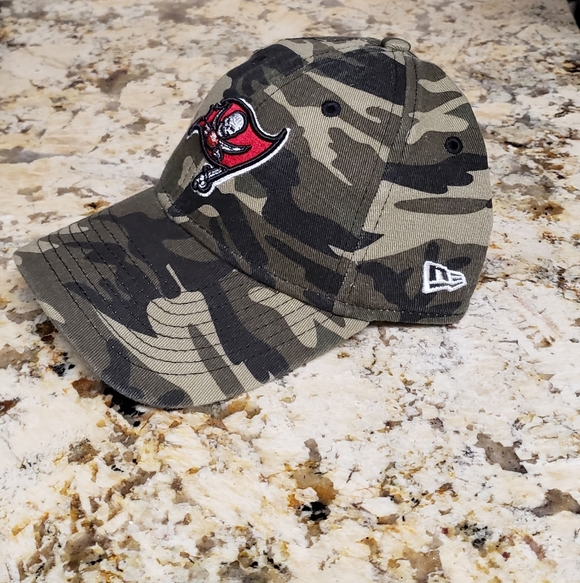Women's New Era Camo Tampa Bay Buccaneers Core Classic 9TWENTY Adjustable Cap - Picture 2 of 9